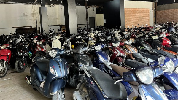 Xe máy 'trùm mền' lâu ngày: Có cần tháo bình ắc-quy để bảo vệ xe?