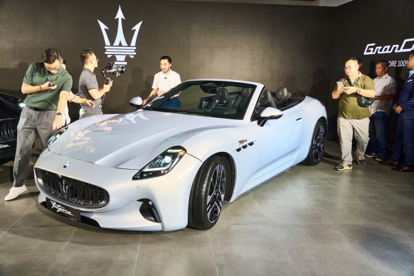 Xe mui trần hạng sang Maserati GranCabrio Folgore có giá hơn 13,3 tỉ đồng Xe mui trần hạng sang Maserati GranCabrio Folgore có giá hơn 13,3 tỉ đồng
