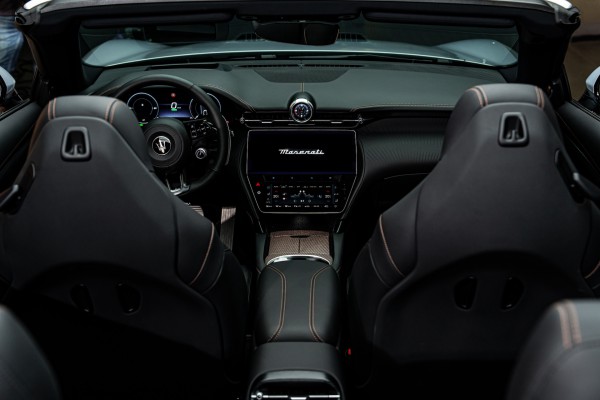 Xe mui trần hạng sang Maserati GranCabrio Folgore có giá hơn 13,3 tỉ đồng Xe mui trần hạng sang Maserati GranCabrio Folgore có giá hơn 13,3 tỉ đồng