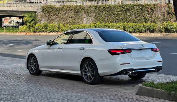 Xe sang Mercedes E-class 'ế ẩm', giảm giá gần 300 triệu xả hàng tồn