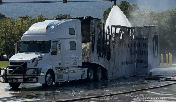 Xe tải bốc cháy, 5 siêu xe trị giá gần 1,5 triệu USD bị thiêu rụi Xe tải bốc cháy, 5 siêu xe trị giá gần 1,5 triệu USD bị thiêu rụi