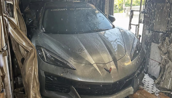 Xe tải bốc cháy, 5 siêu xe trị giá gần 1,5 triệu USD bị thiêu rụi Xe tải bốc cháy, 5 siêu xe trị giá gần 1,5 triệu USD bị thiêu rụi