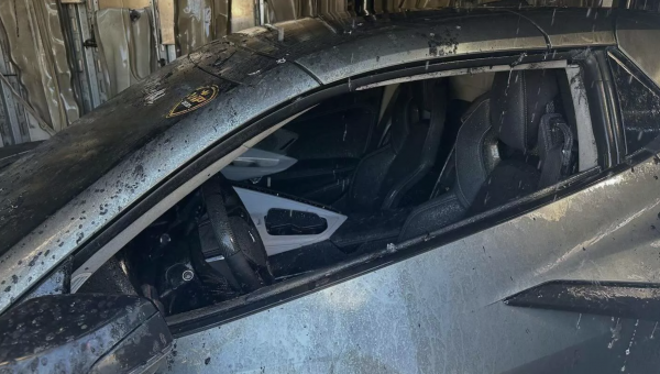 Xe tải bốc cháy, 5 siêu xe trị giá gần 1,5 triệu USD bị thiêu rụi Xe tải bốc cháy, 5 siêu xe trị giá gần 1,5 triệu USD bị thiêu rụi