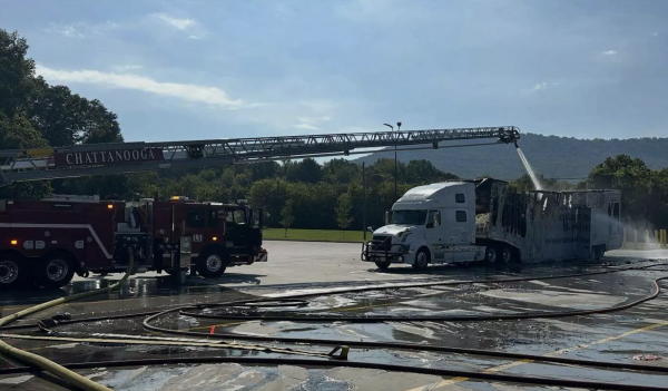 Xe tải bốc cháy, 5 siêu xe trị giá gần 1,5 triệu USD bị thiêu rụi Xe tải bốc cháy, 5 siêu xe trị giá gần 1,5 triệu USD bị thiêu rụi