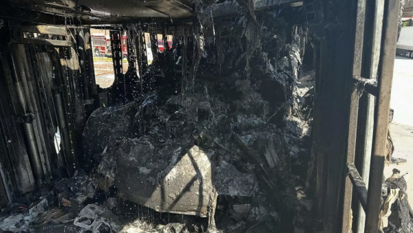 Xe tải bốc cháy, 5 siêu xe trị giá gần 1,5 triệu USD bị thiêu rụi Xe tải bốc cháy, 5 siêu xe trị giá gần 1,5 triệu USD bị thiêu rụi