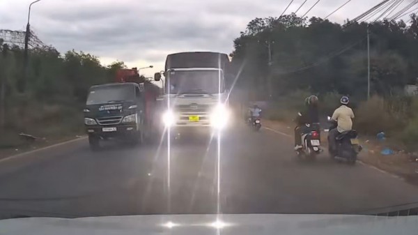 Xe tải vượt ẩu còn liên tục 'đá' đèn pha đòi nhường đường