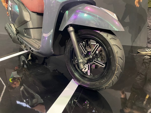 Xe tay ga ‘Made in Malaysia’ giá 37 triệu đồng, cạnh tranh Honda Lead
