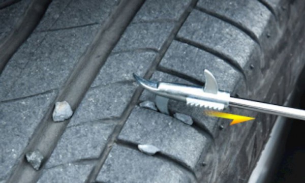 Đá sỏi dính vào rãnh lốp ô tô có nguy hiểm?