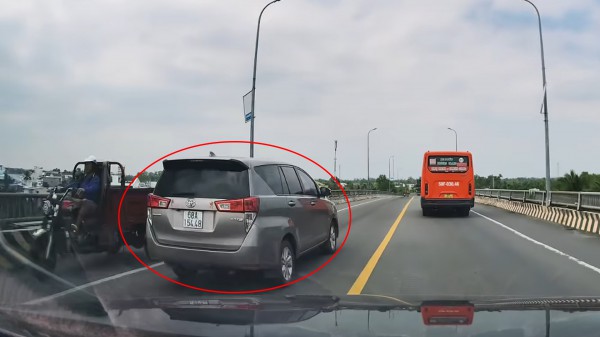 Đề nghị phạt nghiêm tài xế lái ô tô con phóng nhanh, vượt ẩu trên cầu