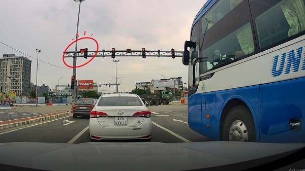 Đèn xanh đang gần 60 giây bất ngờ chuyển đỏ, ô tô con phanh 'cháy lốp' Đèn xanh đang gần 60 giây bất ngờ chuyển đỏ, ô tô con phanh 'cháy lốp'