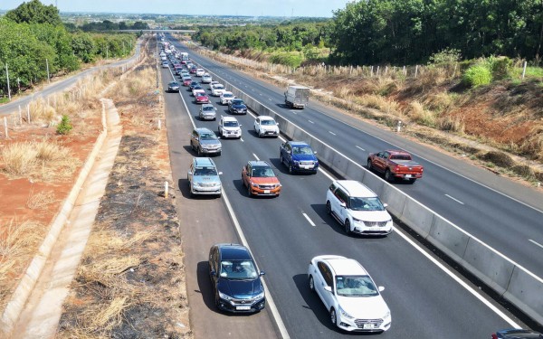 Đi làn phải nhanh hơn làn trái: Có bị phạt lỗi vượt xe? Đi làn phải nhanh hơn làn trái: Có bị phạt lỗi vượt xe?