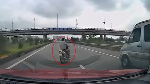 Đi vào đường không dành cho xe máy, có thể bị phạt 14 triệu đồng Đi vào đường không dành cho xe máy, có thể bị phạt 14 triệu đồng