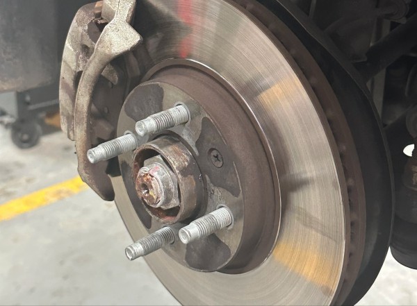 Đỗ xe dưới trời mưa liên tục, cần lưu ý gì?