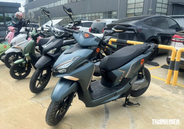 Độc lạ: Yadea dùng khăn trải bàn chứng minh sức mạnh xe máy điện Velax Độc lạ: Yadea dùng khăn trải bàn chứng minh sức mạnh xe máy điện Velax