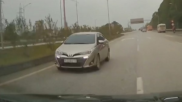 Ô tô Toyota Vios hiên ngang chạy ngược chiều trên cao tốc