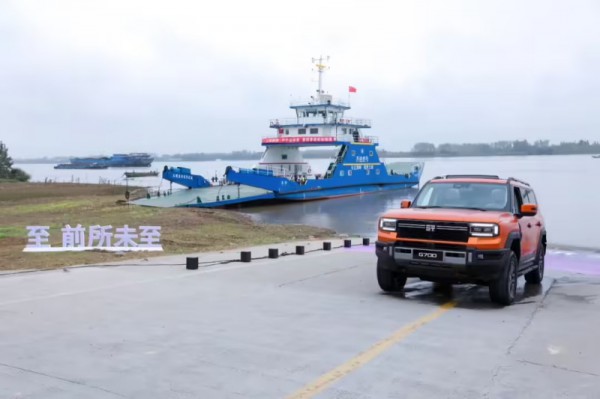 Ô tô Trung Quốc có thể 'bơi' hơn 1 km vượt sông Ô tô Trung Quốc có thể 'bơi' hơn 1 km vượt sông