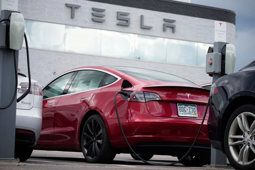 Ô tô Trung Quốc khiến Tesla sa thải 14.000 nhân sự, giảm giá cực mạnh