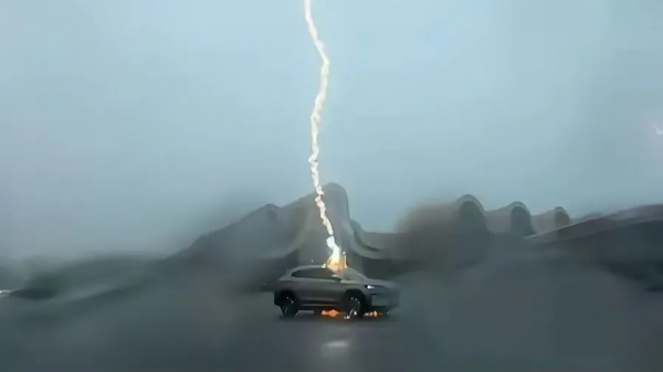 Ô tô bị sét đánh, làm thế nào để đảm bảo an toàn? Ô tô bị sét đánh, làm thế nào để đảm bảo an toàn?