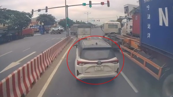 Ô tô chạy thẳng nhưng cố tình giành làn đường rẽ trái để dừng chờ đèn đỏ