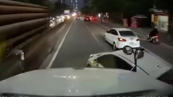 Ô tô con bị tông xoay ngang 90 độ vì tạt đầu xe container Ô tô con bị tông xoay ngang 90 độ vì tạt đầu xe container