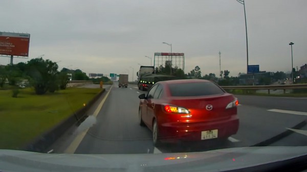 Ô tô con chuyển làn 'như tự sát' trên cao tốc, suýt gây tai nạn liên hoàn