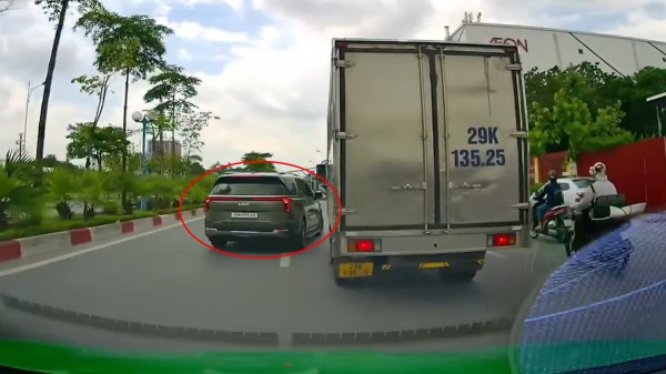 Ô tô con lạng lách, chèn đường xe tải trên phố như 'phim hành động' Ô tô con lạng lách, chèn đường xe tải trên phố như 'phim hành động'