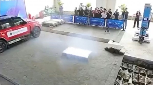 Ô tô điện có khả năng phóng pin 'tự cứu mình', giải pháp gây tranh cãi Ô tô điện có khả năng phóng pin 'tự cứu mình', giải pháp gây tranh cãi