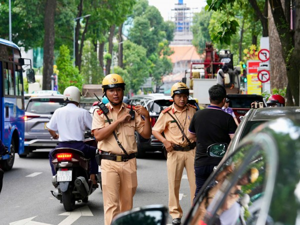Ô tô gặp sự cố, dừng đỗ trên đường: Làm gì để không bị phạt? Ô tô gặp sự cố, dừng đỗ trên đường: Làm gì để không bị phạt?