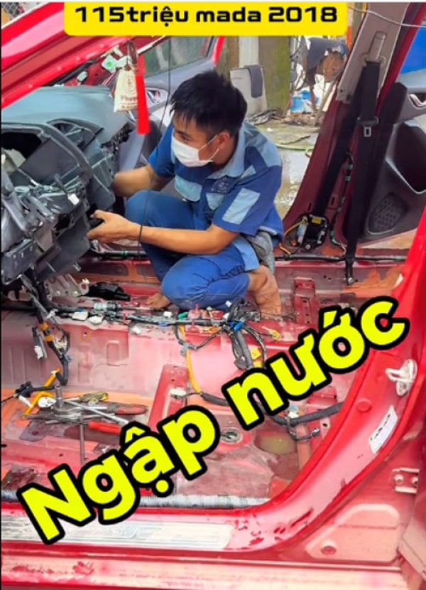 Ô tô ngập nước rao bán giá “rẻ bèo”, chỉ ngang một chiếc xe máy Ô tô ngập nước rao bán giá “rẻ bèo”, chỉ ngang một chiếc xe máy