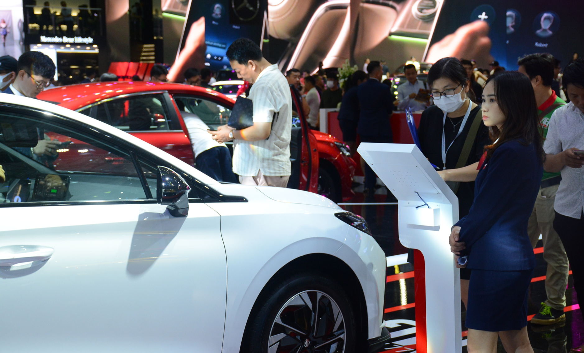 Ô tô ồ ạt giảm giá vẫn không vực nổi sức mua Ô tô ồ ạt giảm giá vẫn không vực nổi sức mua