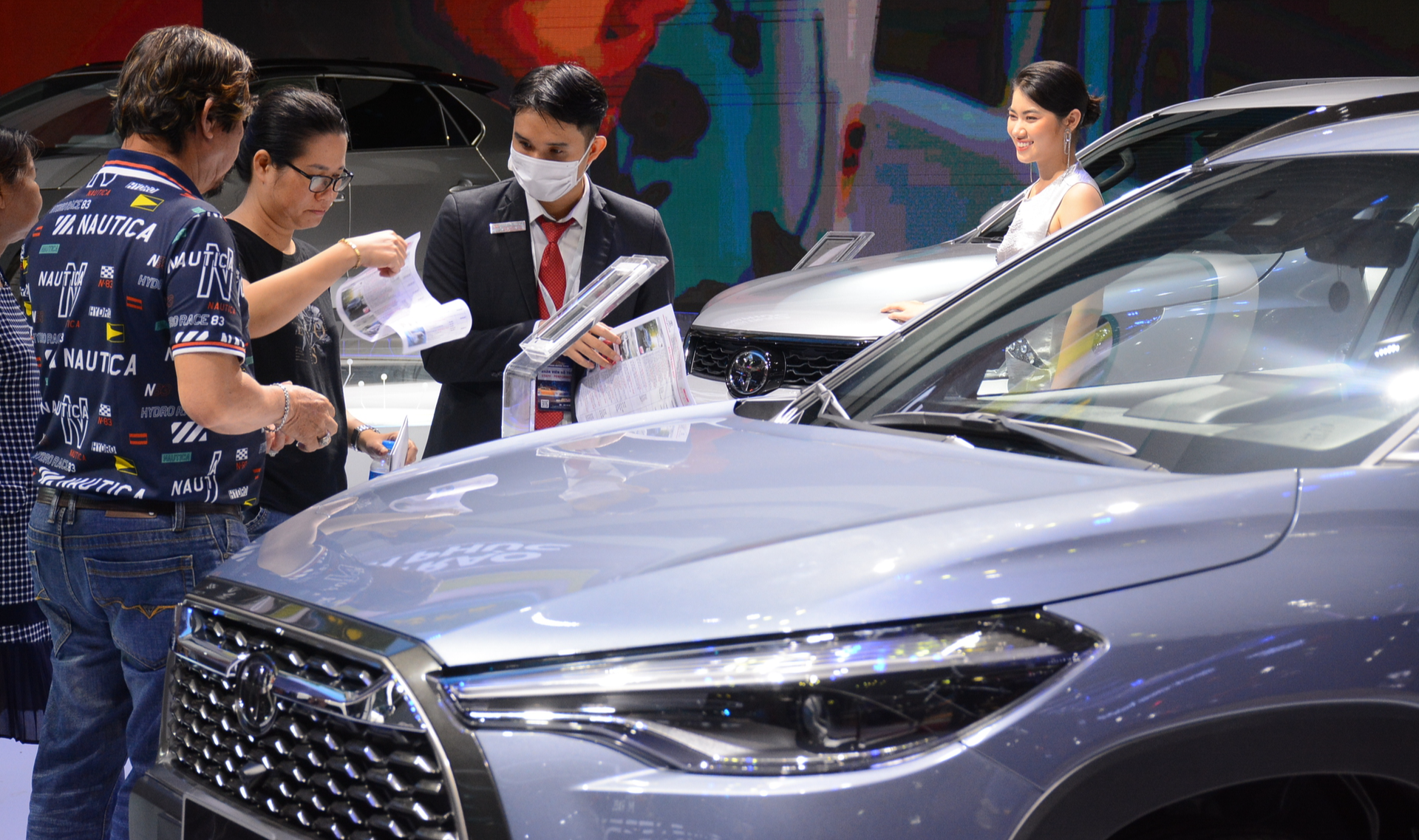 Ô tô ồ ạt giảm giá vẫn không vực nổi sức mua Ô tô ồ ạt giảm giá vẫn không vực nổi sức mua