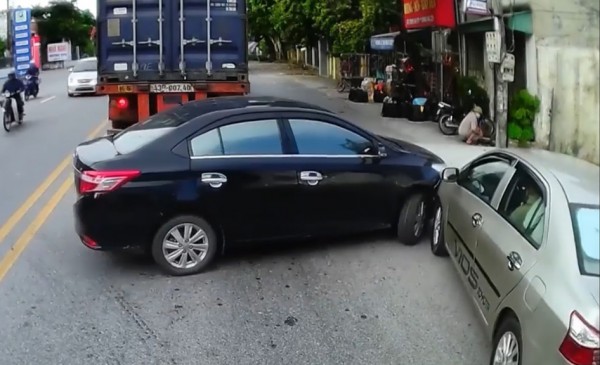 Ô tô quay đầu ẩu bị xe khác tông trúng: Tài xế nào sai?