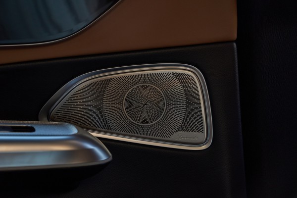 'Ôm' vô-lăng Mercedes E300 AMG vòng quay đảo Ngọc: Điều gì giá trị hơn chất sang?