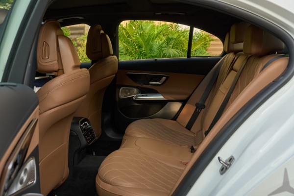 'Ôm' vô-lăng Mercedes E300 AMG vòng quay đảo Ngọc: Điều gì giá trị hơn chất sang?