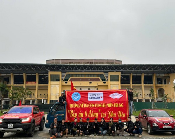 100.000 đồng của người phụ nữ buôn ve chai Huế: 'Gửi giúp bà con lụt trong nớ'