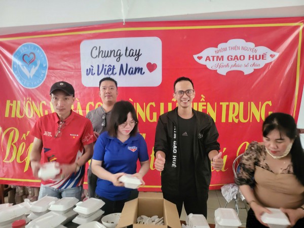 100.000 đồng của người phụ nữ buôn ve chai Huế: 'Gửi giúp bà con lụt trong nớ'