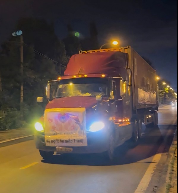 100.000 đồng của người phụ nữ buôn ve chai Huế: 'Gửi giúp bà con lụt trong nớ'