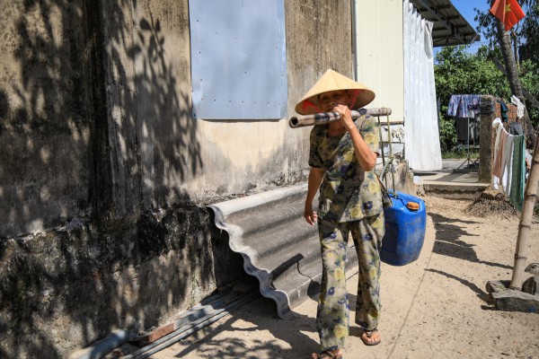 1.400 hộ dân thiếu nước sạch ở Bình Sơn: Nửa đêm thức trắng canh từng giọt nước