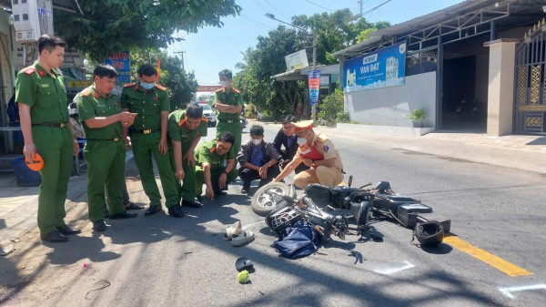 2 học sinh đi xe đạp điện tử vong sau va chạm với xe tải