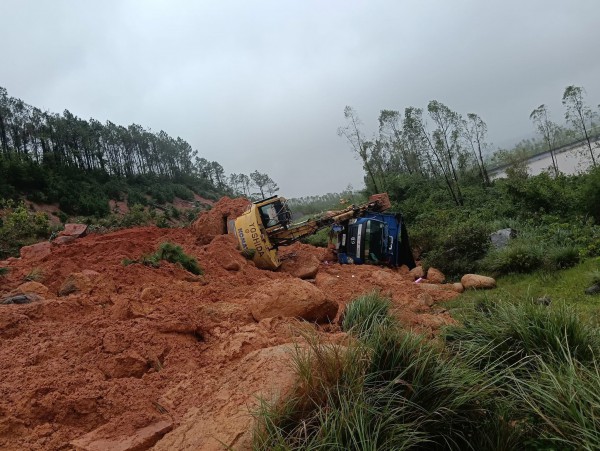 2 người bị thương khi xử lý sự cố sạt lở trên đường ven biển Hà Tĩnh 2 người bị thương khi xử lý sự cố sạt lở trên đường ven biển Hà Tĩnh