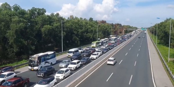 2 ô tô va chạm trên cao tốc Hà Nội - Hải Phòng, giao thông ùn tắc