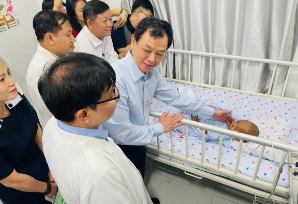 24 giờ làm giấy khai sinh cho bé trai 2 tuổi bị bạo hành ở TP.HCM
