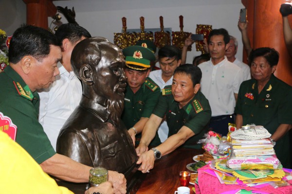 288 ngọn nến thắp giữa Trường Sơn, tưởng niệm những người 'chưa kịp trở về' 288 ngọn nến thắp giữa Trường Sơn, tưởng niệm những người 'chưa kịp trở về'