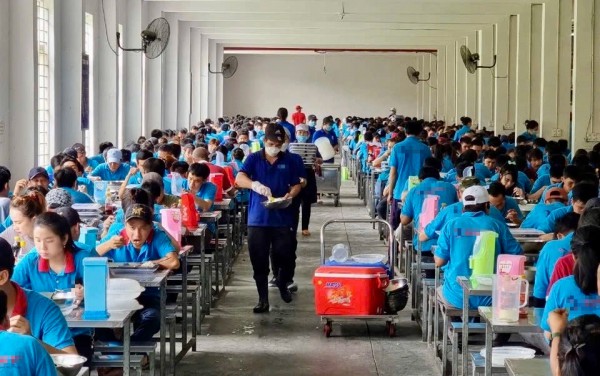 40.000 đồng/suất cơm không đủ no: Công nhân chật vật, doanh nghiệp lỗ 100 triệu đồng/tháng