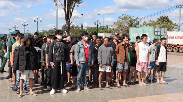 42 công dân Việt Nam chạy thoát khỏi cơ sở lừa đảo trực tuyến ở Campuchia 42 công dân Việt Nam chạy thoát khỏi cơ sở lừa đảo trực tuyến ở Campuchia