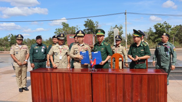 42 công dân Việt Nam chạy thoát khỏi cơ sở lừa đảo trực tuyến ở Campuchia 42 công dân Việt Nam chạy thoát khỏi cơ sở lừa đảo trực tuyến ở Campuchia