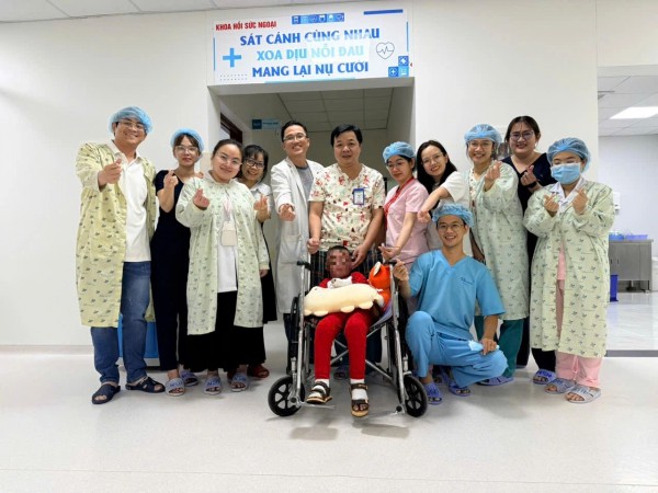 96 ngày 'chiến đấu' của bé trai 5 tuổi bị cha đốt xăng phỏng 80%