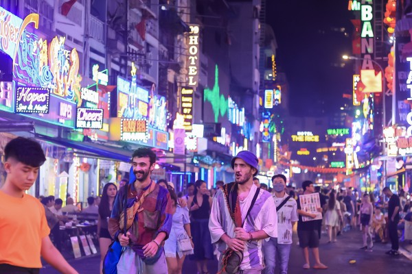 'ADN mở' TP.HCM: Ai trao 'tấm vé đổi đời' cho người nhập cư?