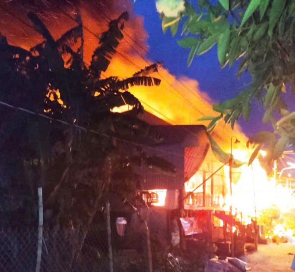 An Giang: Cháy 4 căn nhà, nghi do bất cẩn khi thắp nhang An Giang: Cháy 4 căn nhà, nghi do bất cẩn khi thắp nhang