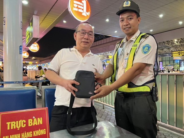 An ninh sân bay Tân Sơn Nhất liên tục trả lại tài sản cho khách